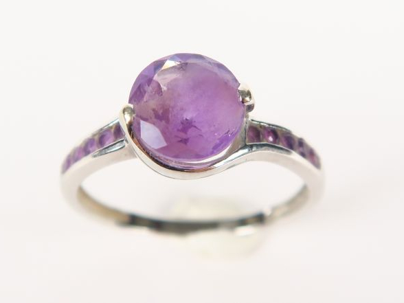 Bague en or blanc, ornée d'une améthyste, rehaussée de lignes de petit