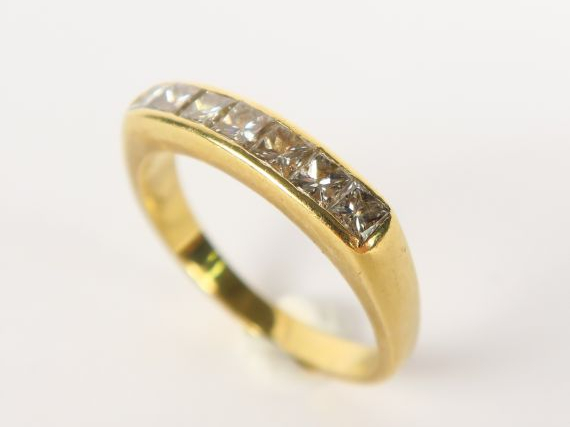 Bague en or jaune sertie de brillants calibrés. Poids tel : 5,6 g. TDD