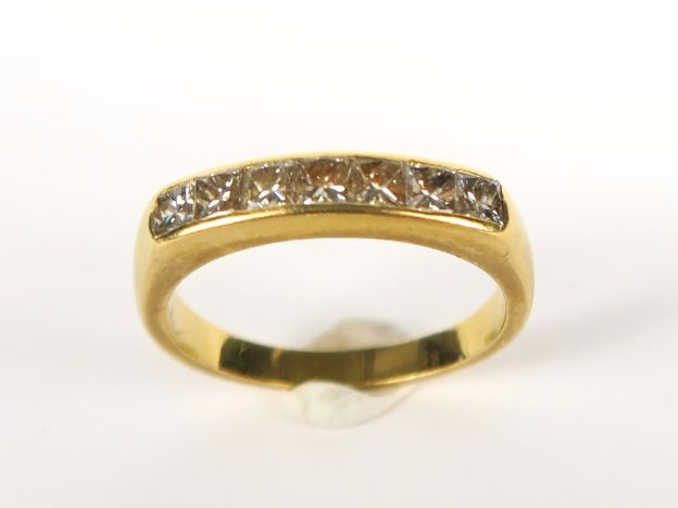 Bague en or jaune sertie de brillants calibrés. Poids tel : 5,6 g. TDD