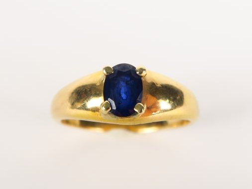 Bague jonc en or jaune, orné d'un saphir synthétique. Poids tel : 6 g.
