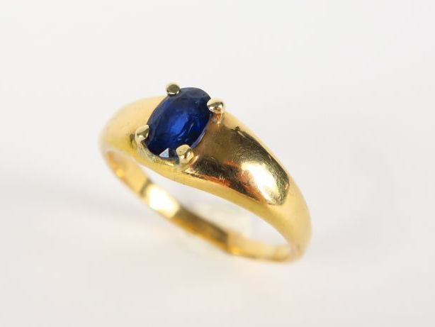 Bague jonc en or jaune, orné d'un saphir synthétique. Poids tel : 6 g.