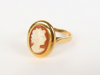 Vente aux enchères Petite bague en or ornée d'un camée coquillage figurant un profil de j
