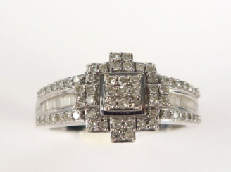 Vente aux enchères Bague en or blanc 9 carats serties de roses. Poids tel : 4 g. TDD 60