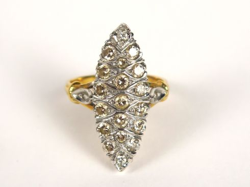 Bague marquise en or, ornée d’un pavage de diamants. Poids tel : 5.58 
