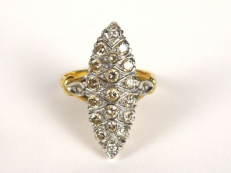 Vente aux enchères Bague marquise en or, ornée d’un pavage de diamants. Poids tel : 5.58 