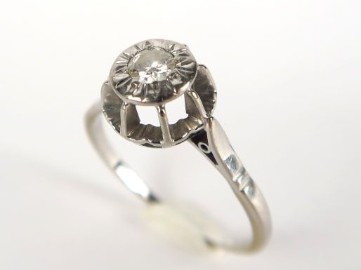 Bague en or blanc ornée d'un brillant serti clos. Monture à effet. Poi