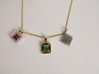 Vente aux enchères Trois pendentifs en or ornés de rubis, brillants ou émeraude. Montures