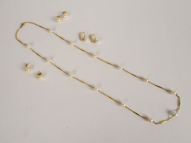 Collier et trois paires de perce oreilles en or et perles. Poids tel :