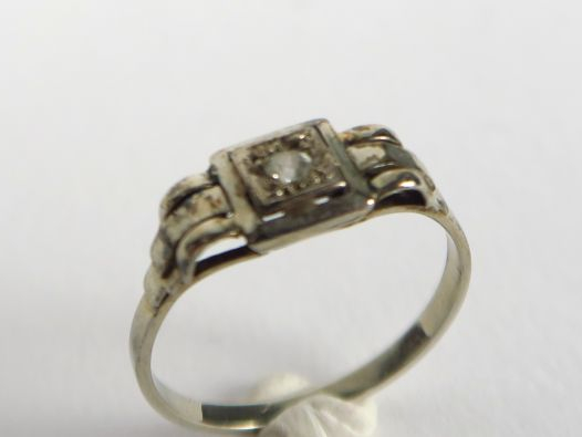 Petite bague Art Déco en platine, ornée d'une rose. Poids tel : 1,62 g