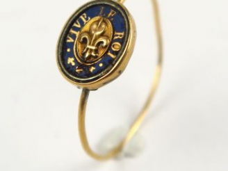 Vente aux enchères Petite bague en or émaillé et devisé : 'Vive le roi'. Poids : 0,86 g
