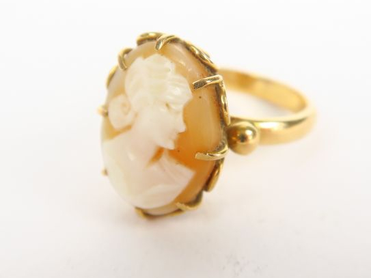 Bague en or ornée d'un camée coquillage. Poids tel : 6,3 g