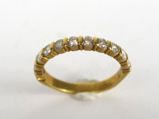 Demi-alliance en or sertie de diamants. Poids tel : 3 g