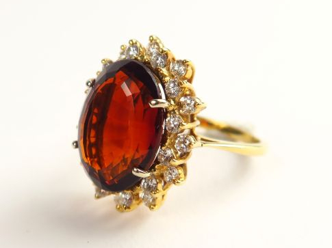 Bague en or 14 carats ornée d'un quartz fumé, dans un entourage de pet