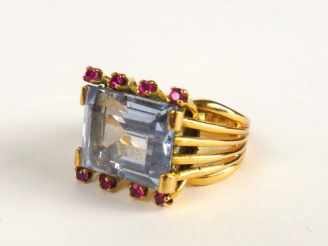 Vente aux enchères Bague de forme rectangulaire sertie d'une topaze bleue, rehaussée de h