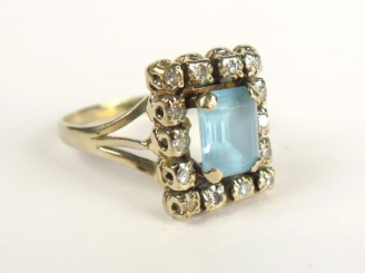 Vente aux enchères Bague rectangulaire, ornée d'une pierre bleue, et de diamants taillés 