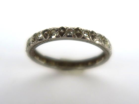 Alliance américaine en or blanc et diamants. Poids tel : 3,6 g TDD : 6