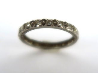 Vente aux enchères Alliance américaine en or blanc et diamants. Poids tel : 3,6 g TDD : 6