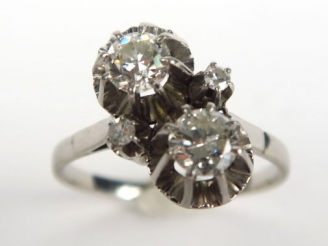 Vente aux enchères Bague toi et moi en or blanc, sertie de deux diamants de 0,30 carats e