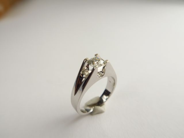 Bague solitaire sertie d'un brillant de 0,60 carat environ, avec son c