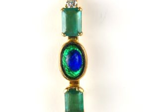 Pendentif moderne en or serti de quatre émeraudes, deux petits brillan