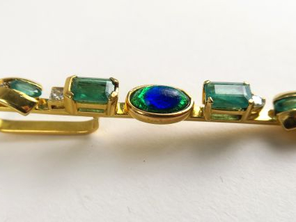 Pendentif moderne en or serti de quatre émeraudes, deux petits brillan