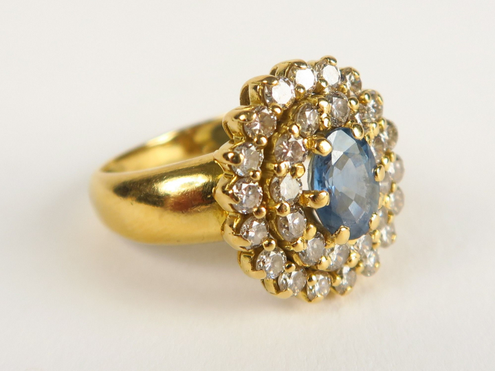 Bague sertie d'un saphir dans un double entourage de brillants. Montur