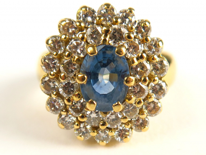 Bague sertie d'un saphir dans un double entourage de brillants. Montur