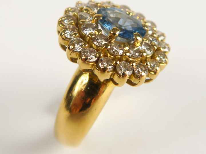 Bague sertie d'un saphir dans un double entourage de brillants. Montur