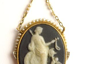 Pendentif orné d'une plaque ovale en Wedgewood, monture en or rehaussé