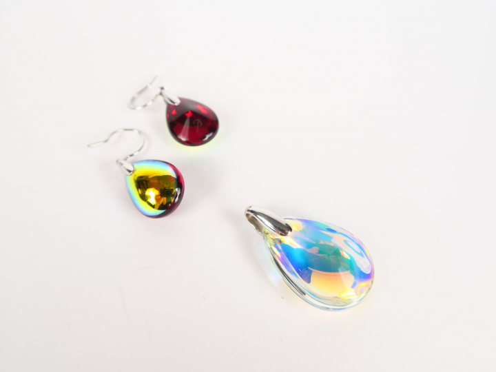 BACCARAT. Pendentif et paire de perce-oreilles en argent et cristal op