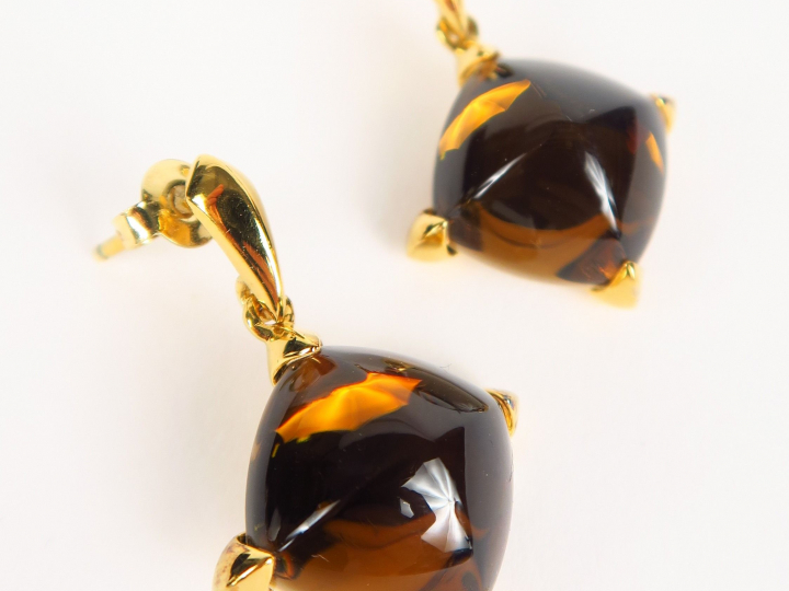 BACCARAT. Paire de perce-oreilles en cristal et vermeil