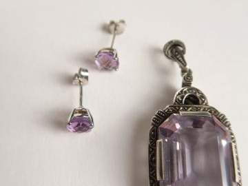 Pendentif en argent, orné d'une améthyste. On y joint une paire de per