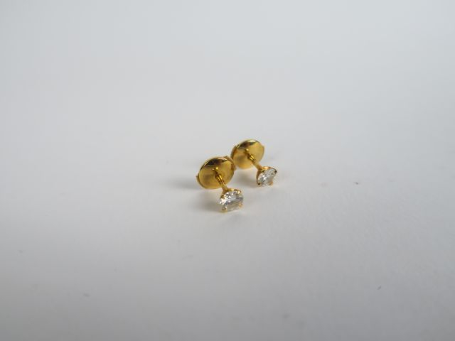 Paire de perce-oreilles ornés de petits brillants. Poids tel : 1,48 g