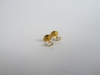 Vente aux enchères Paire de perce-oreilles ornés de petits brillants. Poids tel : 1,48 g