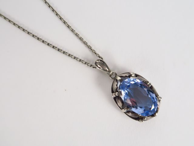 Chaine et pendentif en argent, orné d'une topaze. Poids tel : 14,3 g