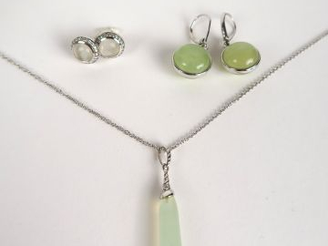 Chaine en argent et son pendentif en argent et pierre verte. On y join