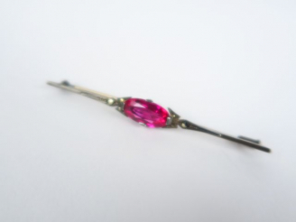 Vente aux enchères Broche en argent, sertie d'une pierre rose. Poids tel : 5,6 g