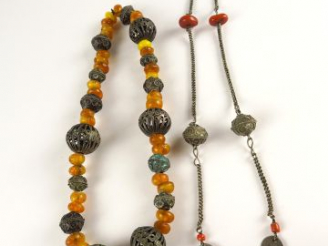 Vente aux enchères Deux colliers berberes en métal argenté et perles