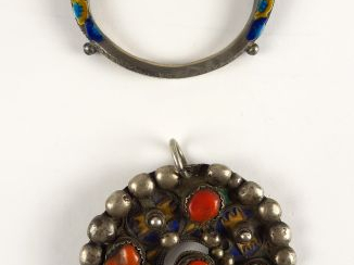 Pendentif et bracelet en argent bas titre et émaux polychromes