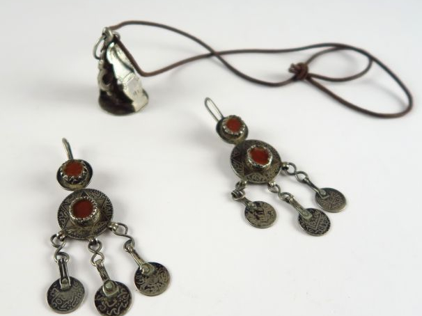 Pendentif et paire de boucles berbères en argent bas titre et émaux