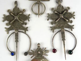 Vente aux enchères Deux paires de fibules en argent bas titre et verre coloré. Poids : 39