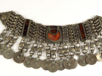 Vente aux enchères Bracelet de cheville Afrique du Nord en argent ou métal, et plaques de