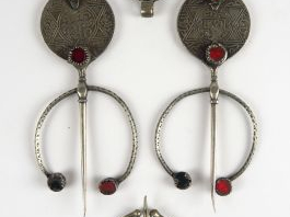 Deux paires de fibules en argent bas titre et verre coloré. Poids : 13