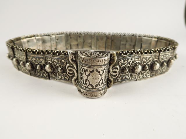 Ceinture en cuir recouverte de plaquettes d'argent niellée bas titre. 