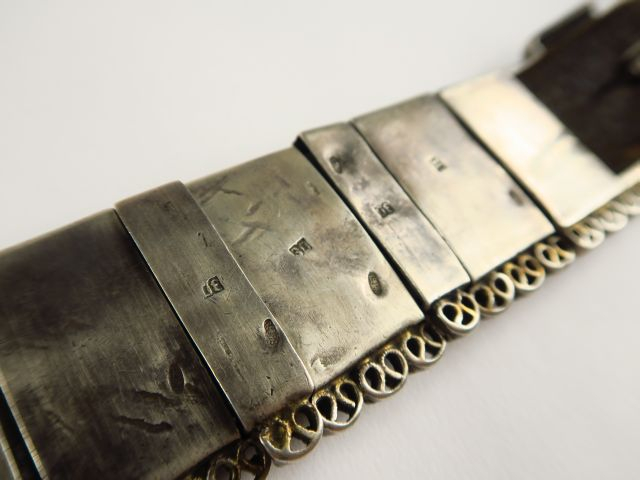 Ceinture en cuir recouverte de plaquettes d'argent niellée bas titre. 