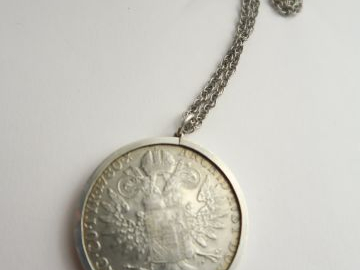 Ecu d'argent 'Marie Thérèse d'Autriche monté en pendentif, avec sa cha