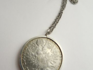 Vente aux enchères Ecu d'argent 'Marie Thérèse d'Autriche monté en pendentif, avec sa cha