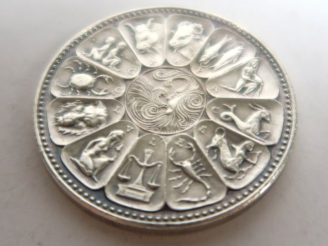 Vente aux enchères Pièce en argent représentant les signes du zodiac. Poids : 35 g