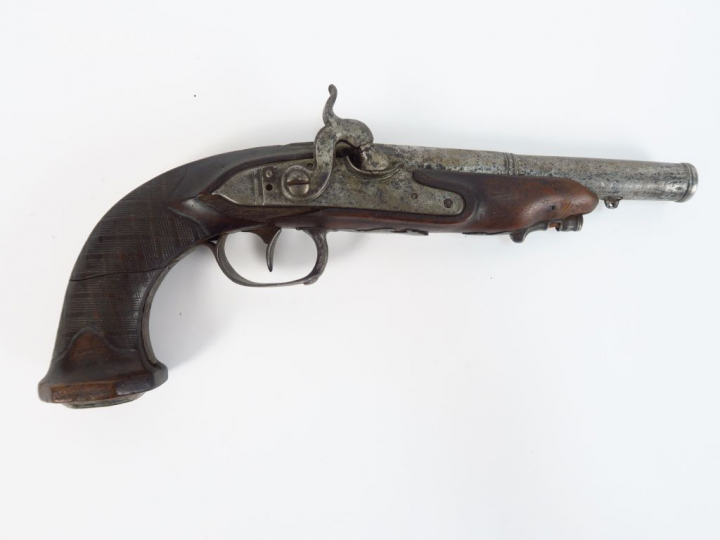 Pistolet à silex époque 1er Empire modifié à percussion, monture noyer