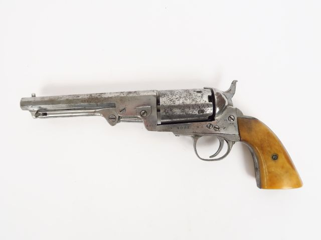 Copie d’époque simplifiée d’un revolver à poudre noire type Colt 1851 